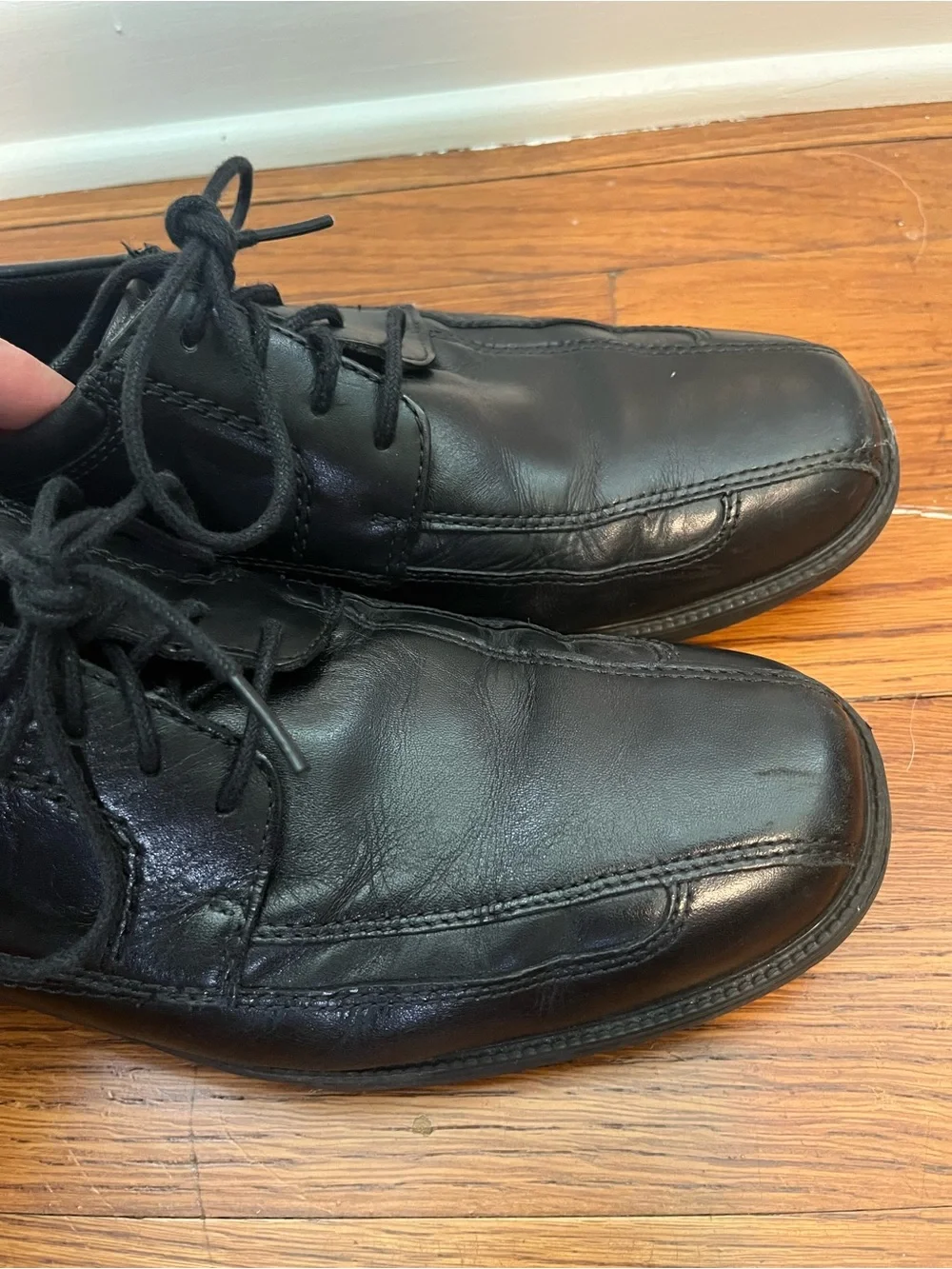 Clarks Men’s Black Leather Lace-Up Oxfords